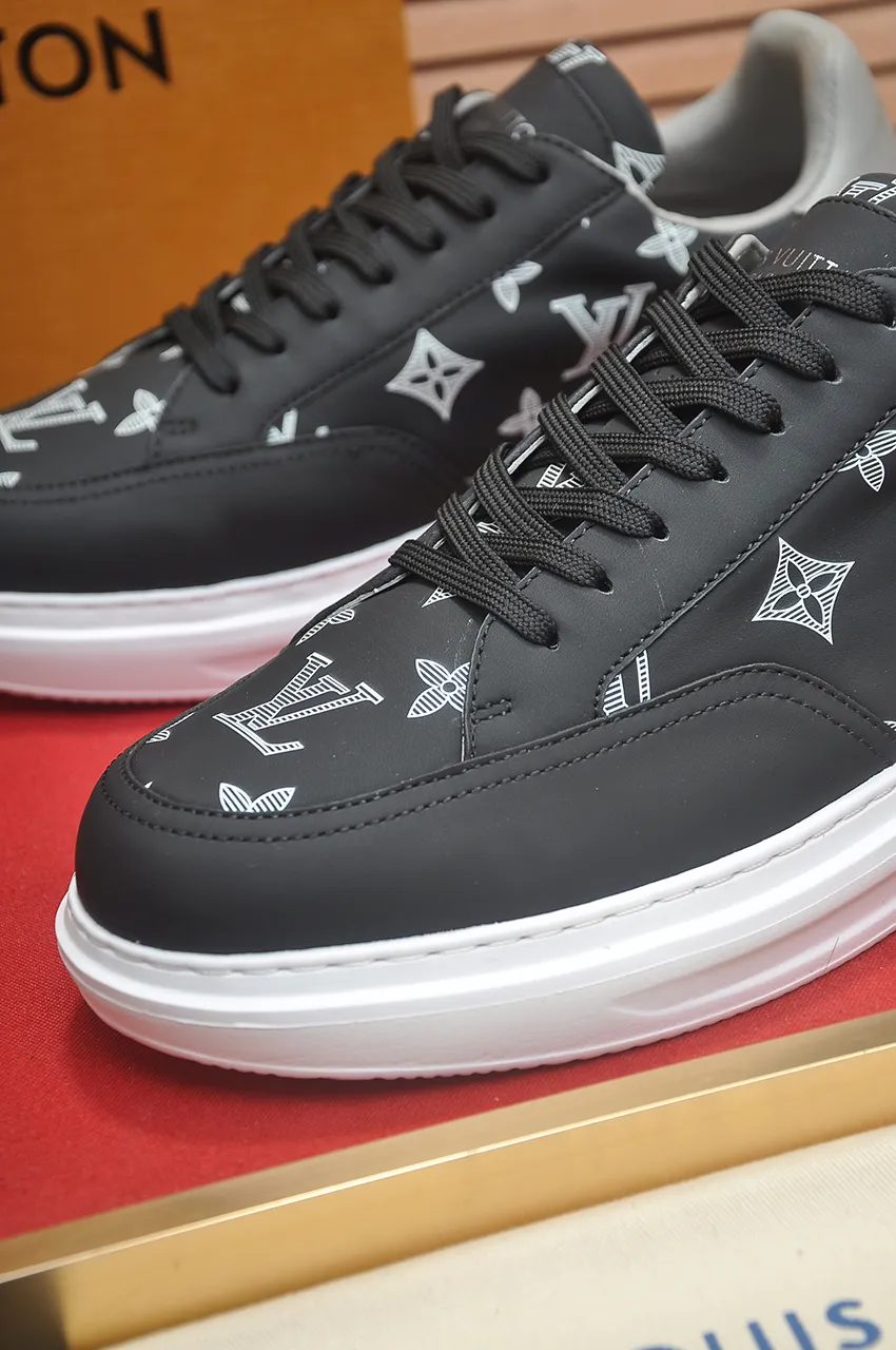 Men's men's shoes 💰640💶Original development, quality shipping, welcome to compare - LV sneaker series sports shoes introduce the loose silhouette of the ready-to-wear series into the spring and summer men's wear shows and make an eye-catching appearance. The cow leather upper is combined with rough fabric laces, and colorful beading highlights the brand's classic elements. LV letters mark the tongue and Monogram floral outsole. Mixed materials Made of top-grain cowhide, thick shoelace design, large Monogram print on the side, mesh lining and cotton feet, the comfort is as extreme as ever, premium heritage, quality first, worth owning! Size: Men’s 38-45 (45 is custom-made and cannot be returned or exchanged)